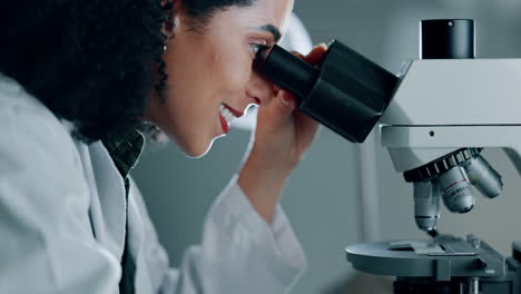 médica, la investigación y la mujer con la ciencia