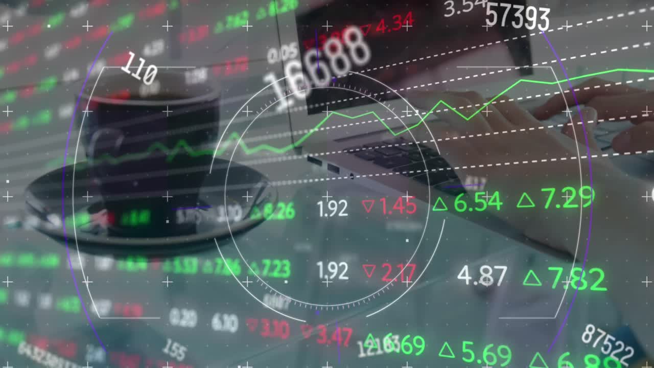 카페에서 노트북을 사용하는 여성의 중간 섹션에서 주식 시장 데이터 처리의 애니메이션