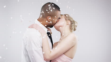 koppel zoent in hart confetti