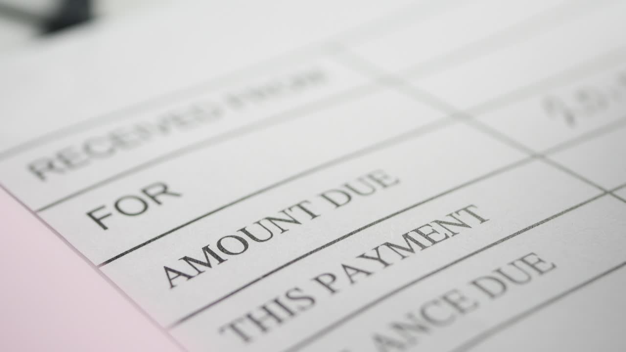 cierre de un recibo con las palabras "montante adeudado" y "este pago"