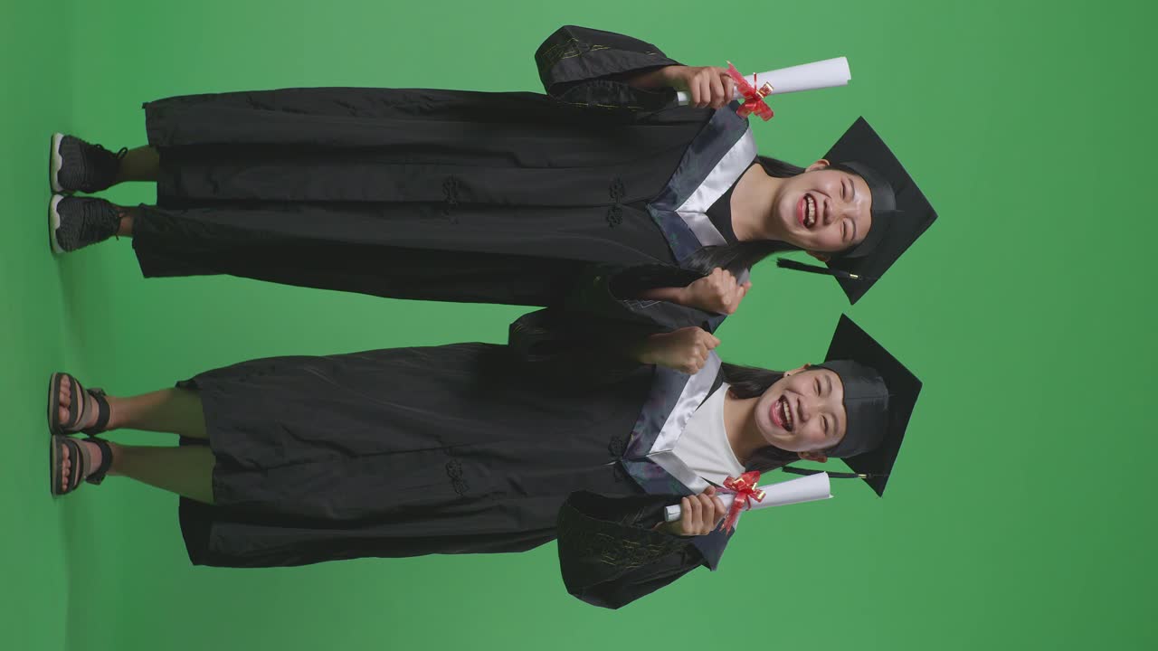 dos graduados celebrando su graduación