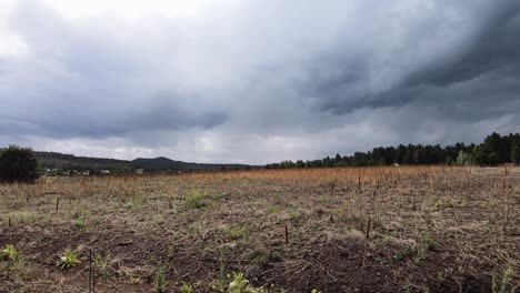 Nubes-De-Tormenta-De-Lapso-De-Tiempo-Pasan-Sobre-Campo-Abierto-En-El-Norte-De-Arizona,-Williams,-Arizona