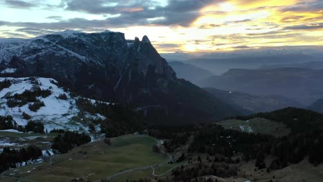 Toma-Aérea-De-Las-Montañas-En-Los-Dolomitas-Al-Atardecer-Visto-Desde-El-Prado-Alpino-Seiser-Alm---Meseta-Alpe-Di-Siusi-En-Tirol-Del-Sur,-Italia