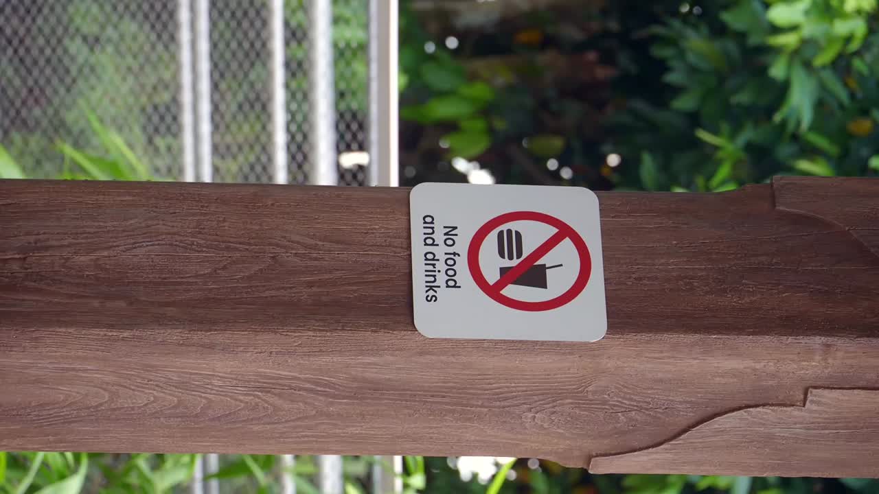 Sign indicating no food and drinks allowed
