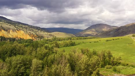 Panorama-Verde:-Un-Vistazo-Al-Floreciente-Paisaje-De-Clinton,-Bc
