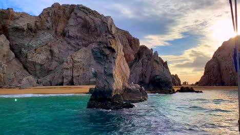 famosa aguja de mar en cabo san lucas con efecto de ilusión óptica 2d-3d en baja california sur, méxico, 4k, promontorio del fin de la tierra, playa del amor y el arco