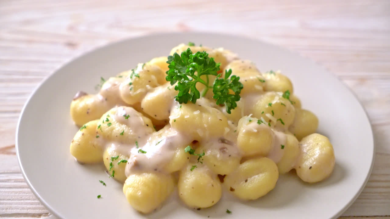 ñoquis con salsa de crema de champiñones y queso - estilo de comida italiana