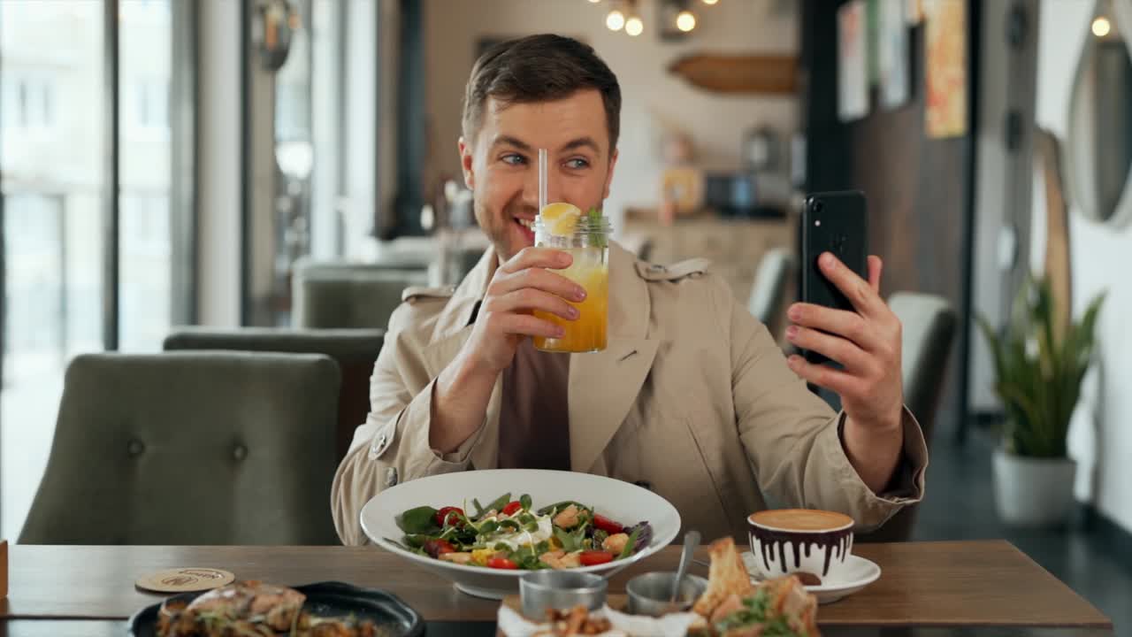 hombre adulto con estilo toma fotos de sí mismo en un teléfono inteligente