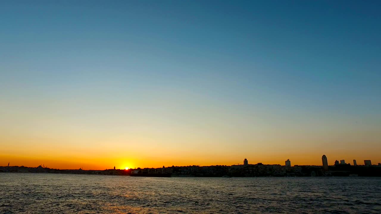 이스탄불. 터키의 일몰 시점의 우스쿠다르 전망.