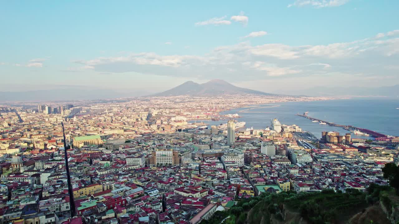 이탈리아의 도시 나폴리 (naples) 는 비행하는 드론에서 바가, 주택 및 거리의 영화 스타일의 풍경과 함께 높은 및 광각 파노라마 뷰입니다.