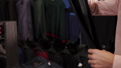 hombre comprando vaqueros en una tienda de ropa