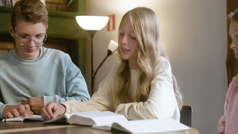 Grupo-De-Estudiantes-Estudiando-La-Biblia