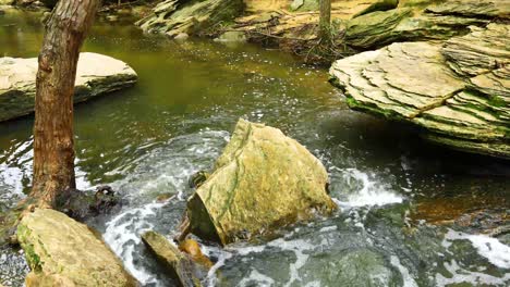 Agua-Del-Arroyo-De-Piedra-Que-Fluye-A-Través-De-Las-Rocas