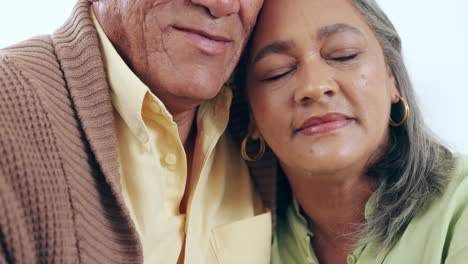 Pareja-Mayor,-Feliz-Y-Con-Los-Ojos-Cerrados-Con-Un-Abrazo