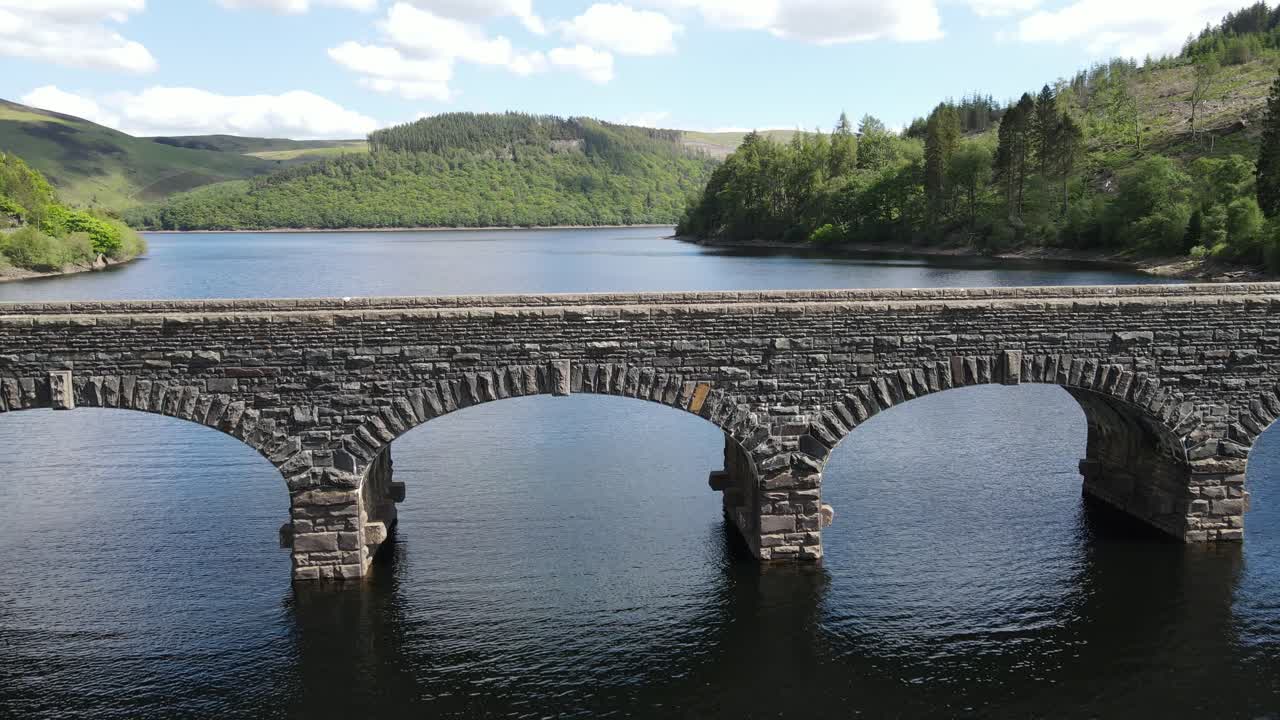 garreg ddu dam elan valley 웨일즈 댐, 다리 위로 떠오르는 낮은 드론 샷