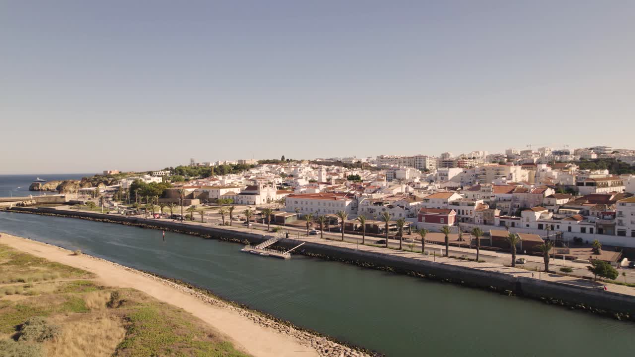 Panoramica della città di Lagos lungo il fiume Bensafrim, Algarve, Portogallo