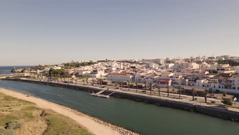 logotipos del paisaje urbano junto al río bensafrim, algarve portugal