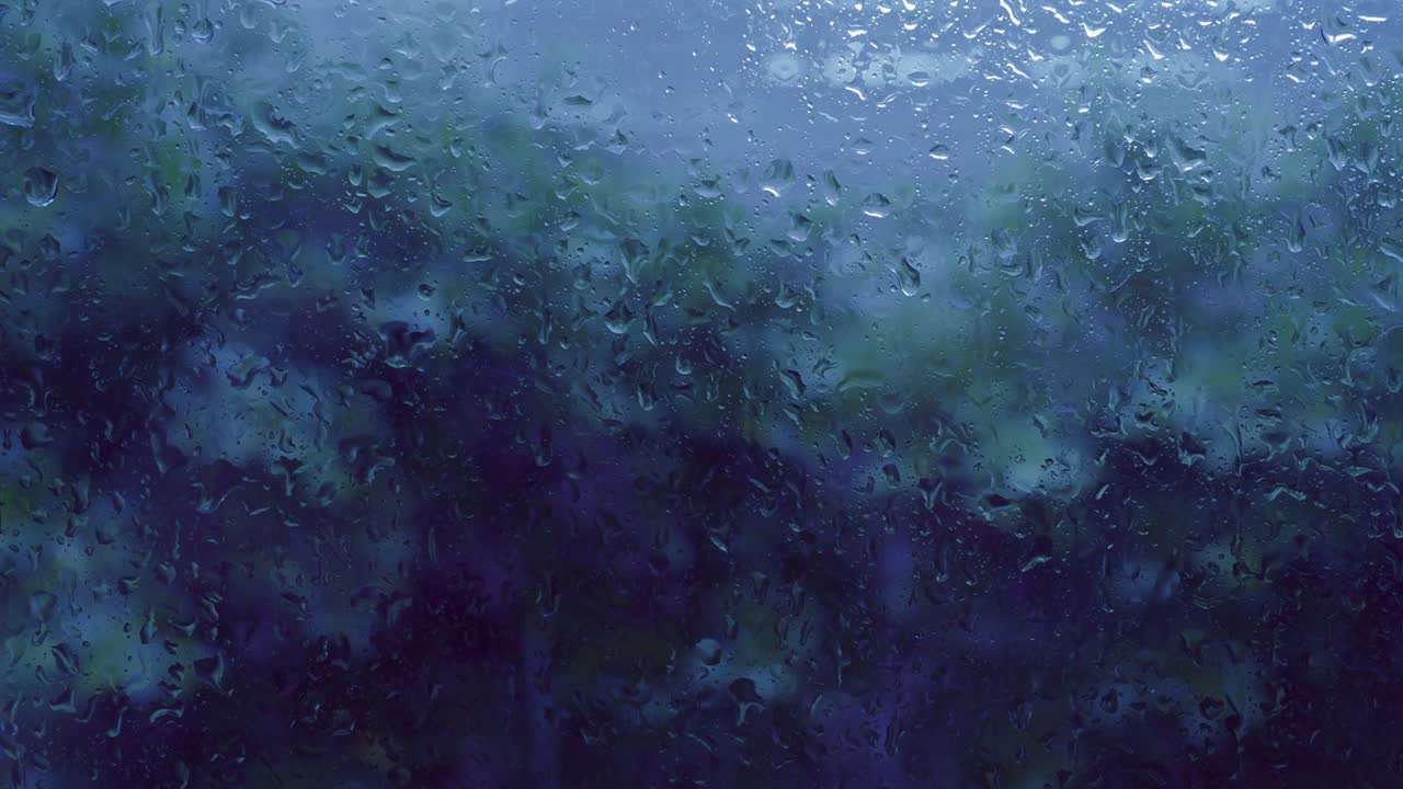 la lluvia cae en la ventana por la tarde. condominio o apartamento sala de estar jardín de la ventana en la temporada de lluvias. la ventana exterior está borrosa la lluvia y el árbol natural y el cielo. gota de lluvia en la puerta. tormenta momento de viento.