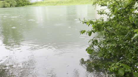 Vista-Estática-De-La-Lluvia-Junto-Al-Lago