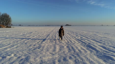 Tiro-De-Carro-De-Niño-Caminando-En-El-Campo-Lleno-De-Nieve