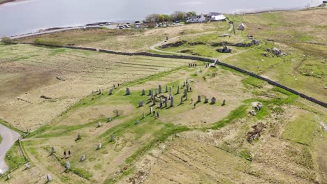 Drone-Disparó-Rodando-Delante-De-Las-Piedras-Verticales-De-Callanish-En-La-Isla-De-Lewis,-Parte-De-Las-Hébridas-Exteriores-De-Escocia.