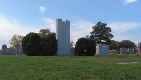 Al-Capone-grave-at-Mount-Carmel-Cemetery-in-Hillside,-Illinois