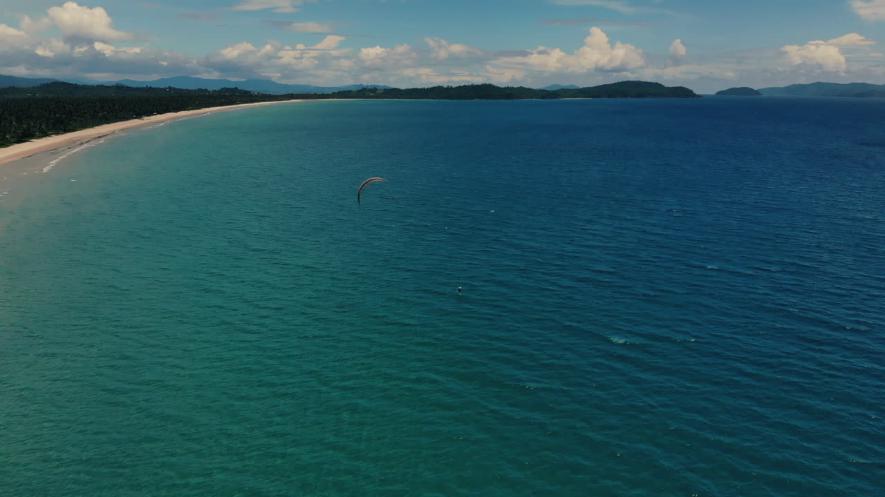 кататься на кайтборде на тропическом пляже
