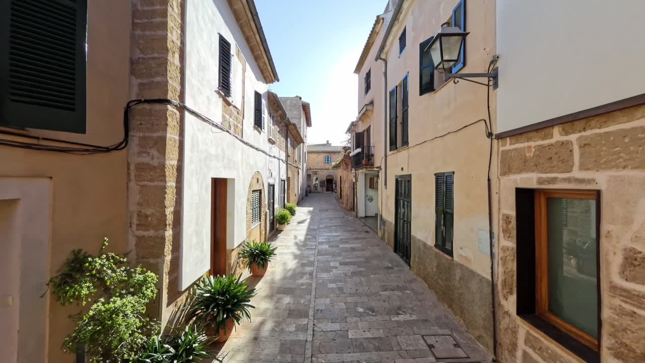 effetto gru su una strada di alcudia mallorca