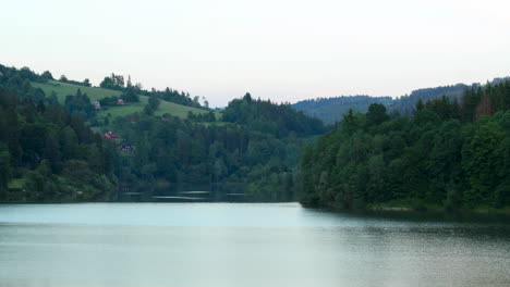 Der-Wasserspiegel-Der-Bystricka-staumauer-Bei-Starkem-Wind-Mit-Seitlich-Abfließendem-Wasser-Im-Hintergrund-Weiß-graue-Regenwolken