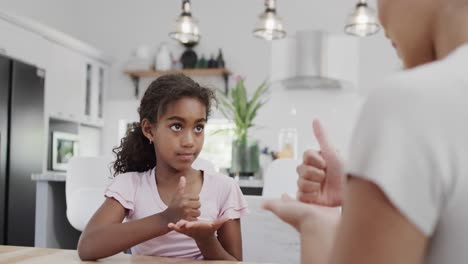 Feliz-Madre-E-Hija-Afroamericana-Usando-Lenguaje-De-Señas,-Cámara-Lenta