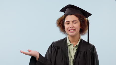 graduado, mostrando y cara de mujer en el estudio