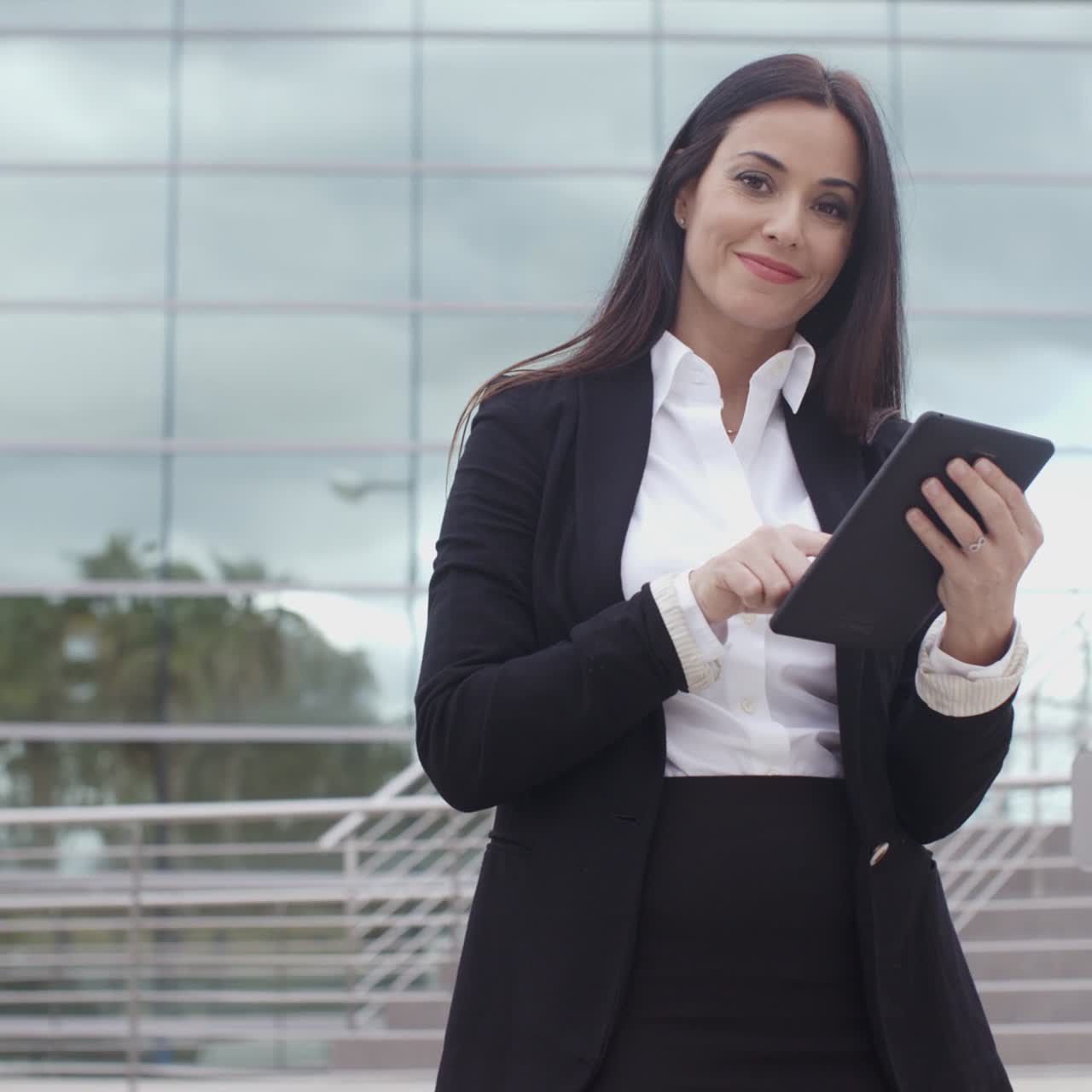 Empresaria amigable con una sonrisa segura