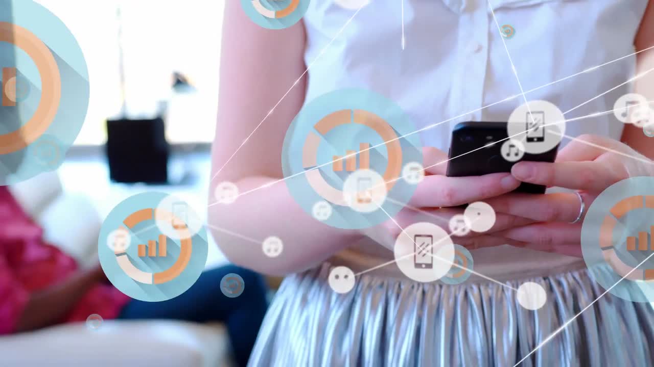 스마트폰을 사용하는 여성에 대한 아이콘과 연결 네트워크의 애니메이션