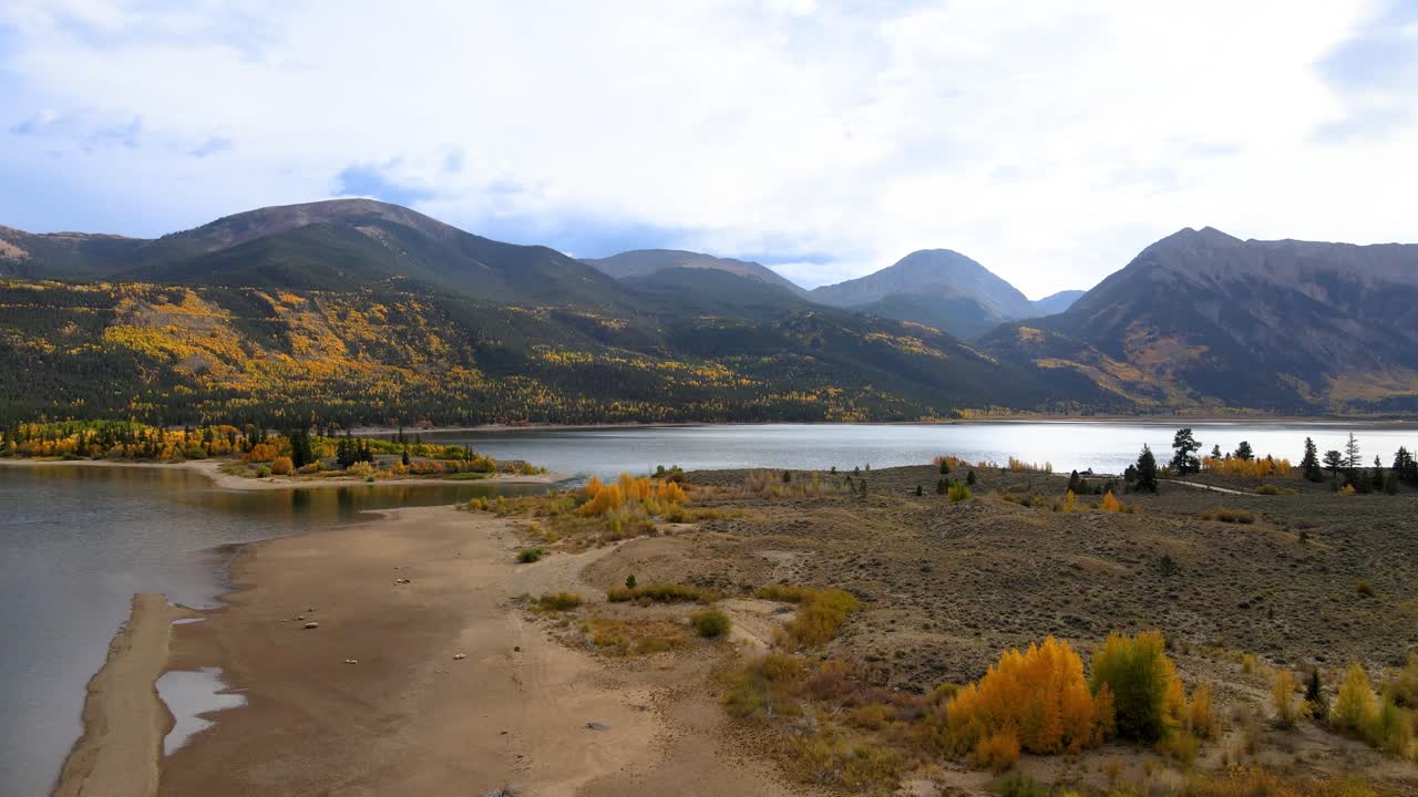 imágenes aéreas de drones de 4k de los lagos gemelos, el follaje de otoño sobre la playa cerca de leadville, colorado, las montañas rocosas.