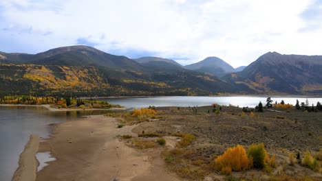 4K-Drohnen-Luftaufnahmen-Von-Twin-Lakes,-Herbstlaub-über-Dem-Strand-In-Der-Nähe-Von-Leadville,-Colorado,-Rocky-Mountains