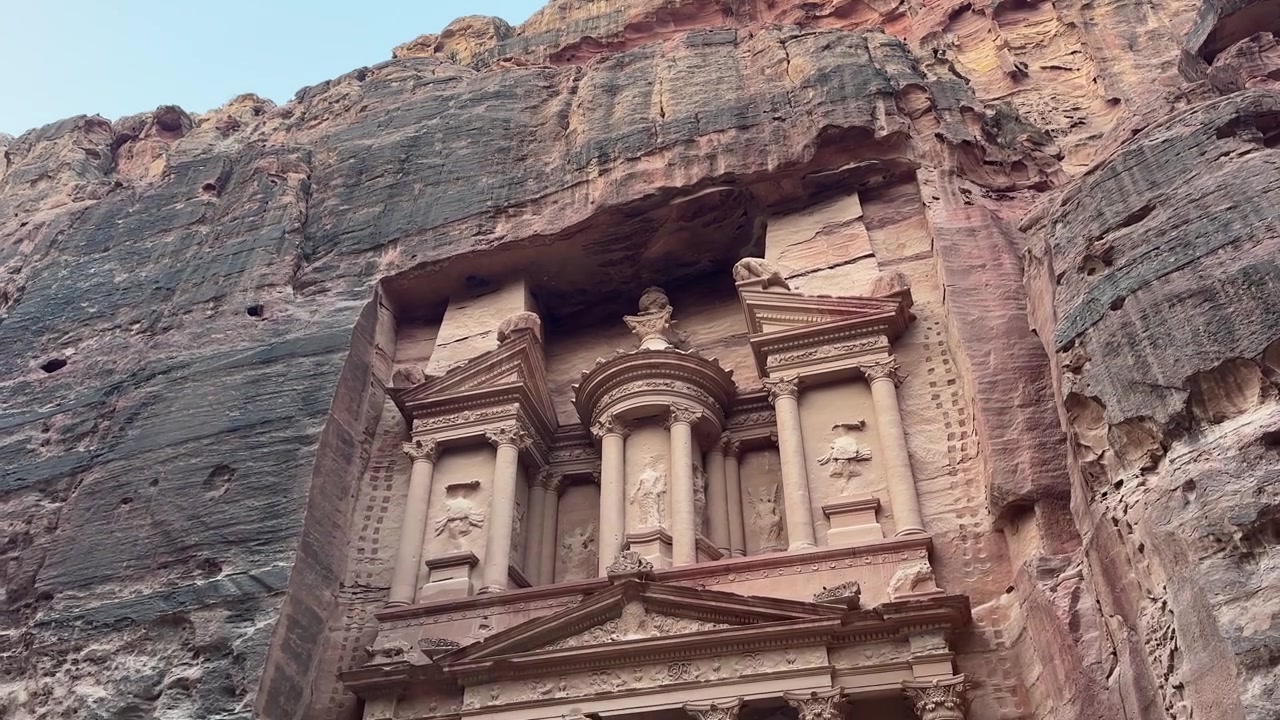 Spettacolari riprese panoramiche rivelano lentamente la magnifica facciata del Tesoro a Petra, uno dei monumenti antichi più iconici e maestosi del mondo, in Giordania.