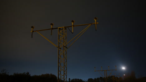 luces de la pista de aterrizaje del aeropuerto por la noche