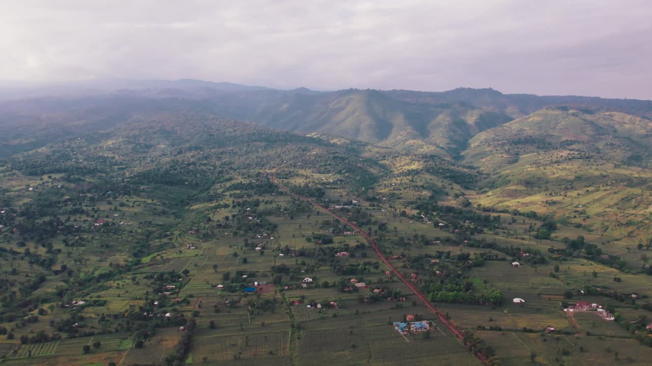 paisaje de las granjas y la carretera en la ciudad de moshi en tanzania