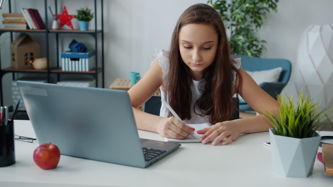 una adolescente que estudia en casa