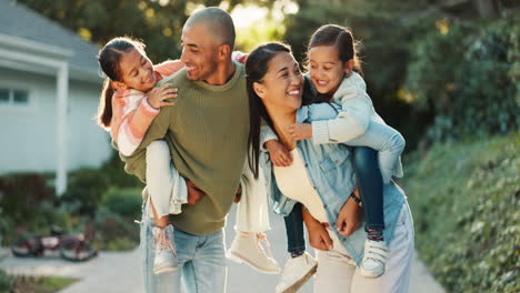 Gesicht,-Familie-Und-Huckepack-In-Einem-Garten