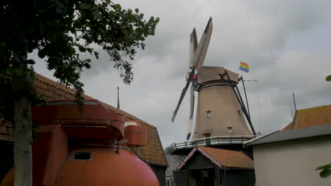 Alte-Holländische-Windmühle-Dreht-Sich-Im-Wind