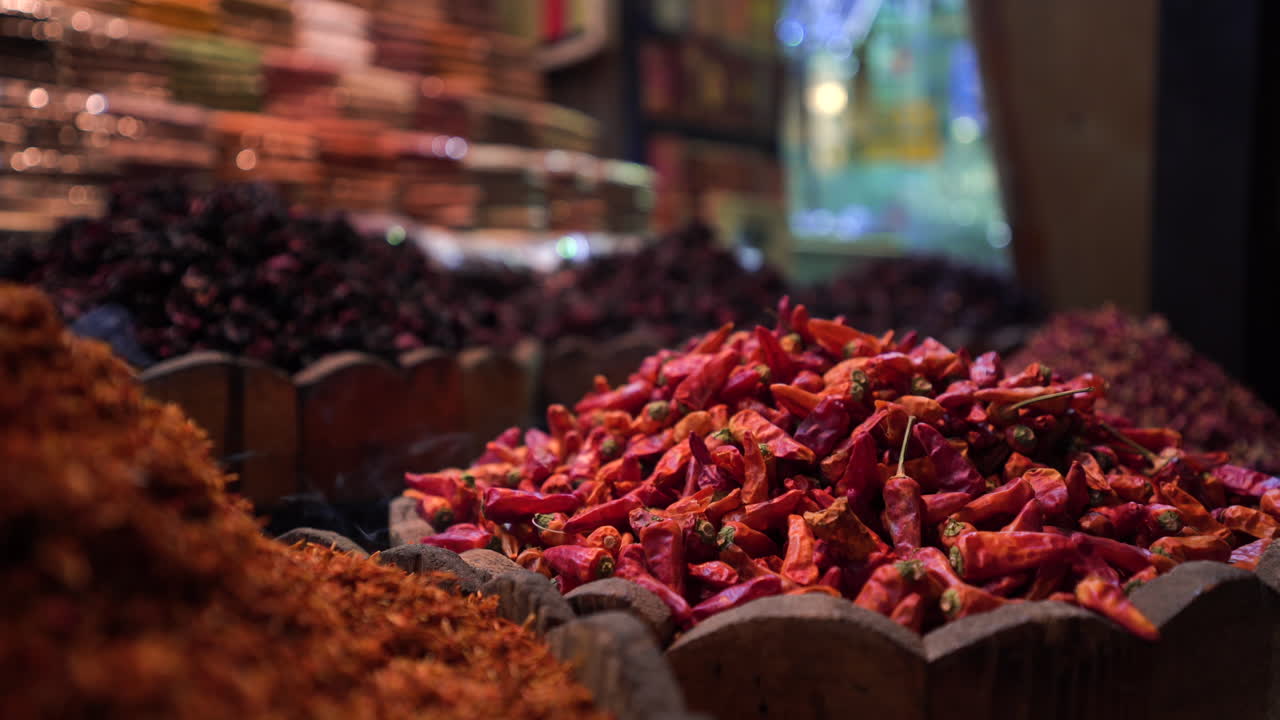 tæt på traditionel mad i nordafrika egypten rød varm chilly i den lokale markedsstand