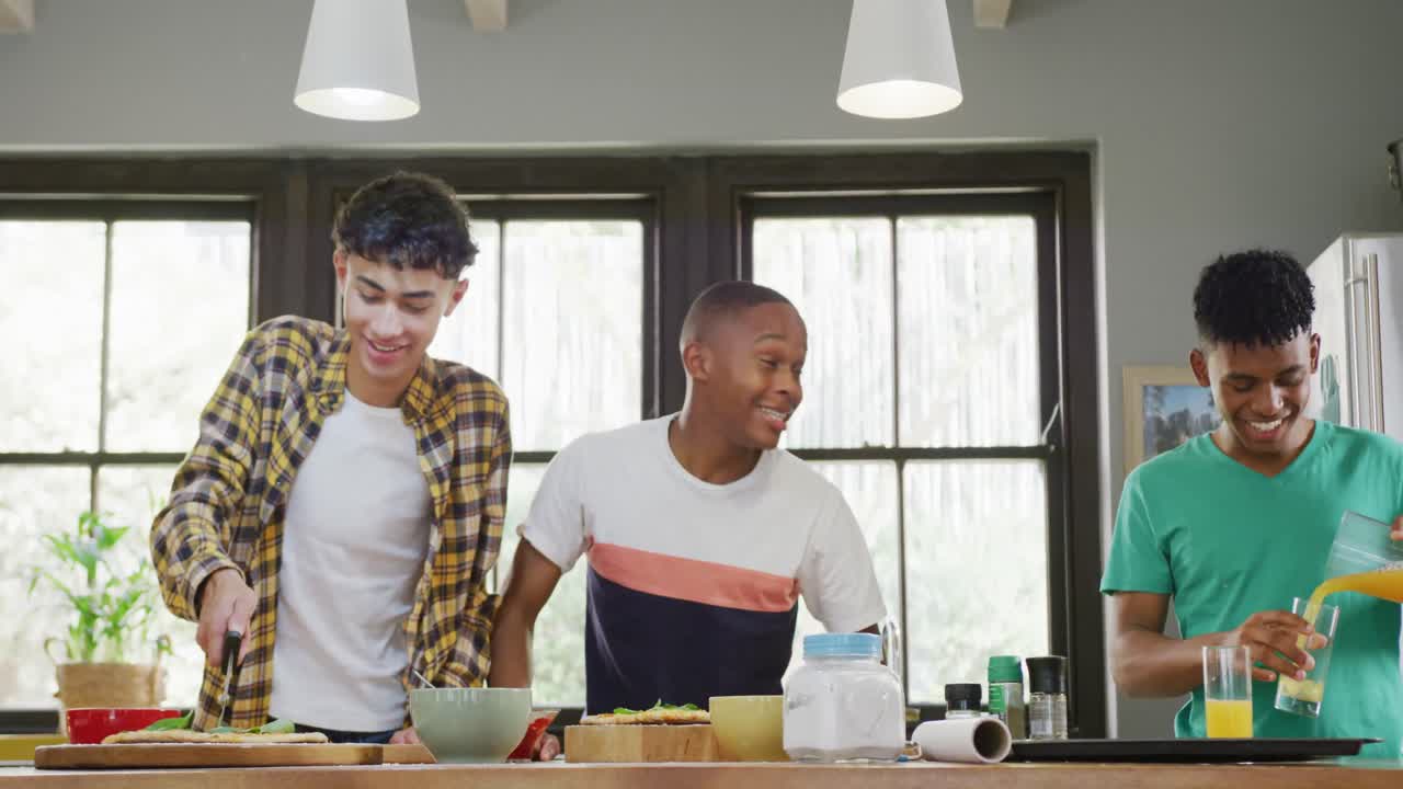 부 ⁇ 에서 피자를 준비하는 다양한 행복한 남성 십대 친구들, 느린 움직임