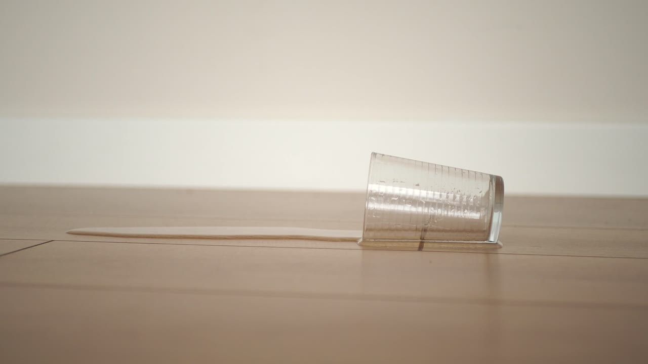 바닥에 흘린 술