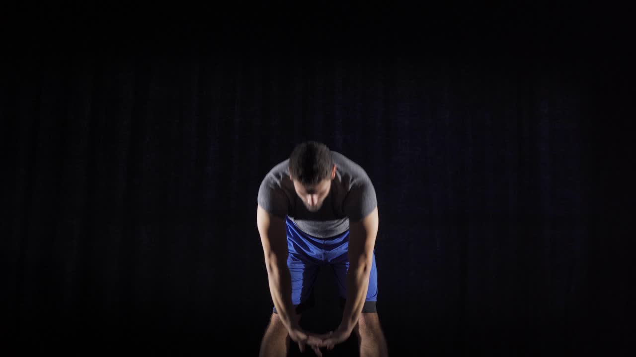 운동하기 위해. 운동하는 피트니스맨.