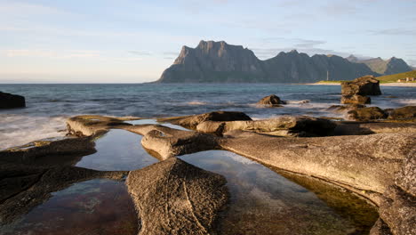 Zeitraffer-Des-Sonnenuntergangs-Am-Strand-Von-Uttakleiv,-Lofoten,-Nordnorwegen