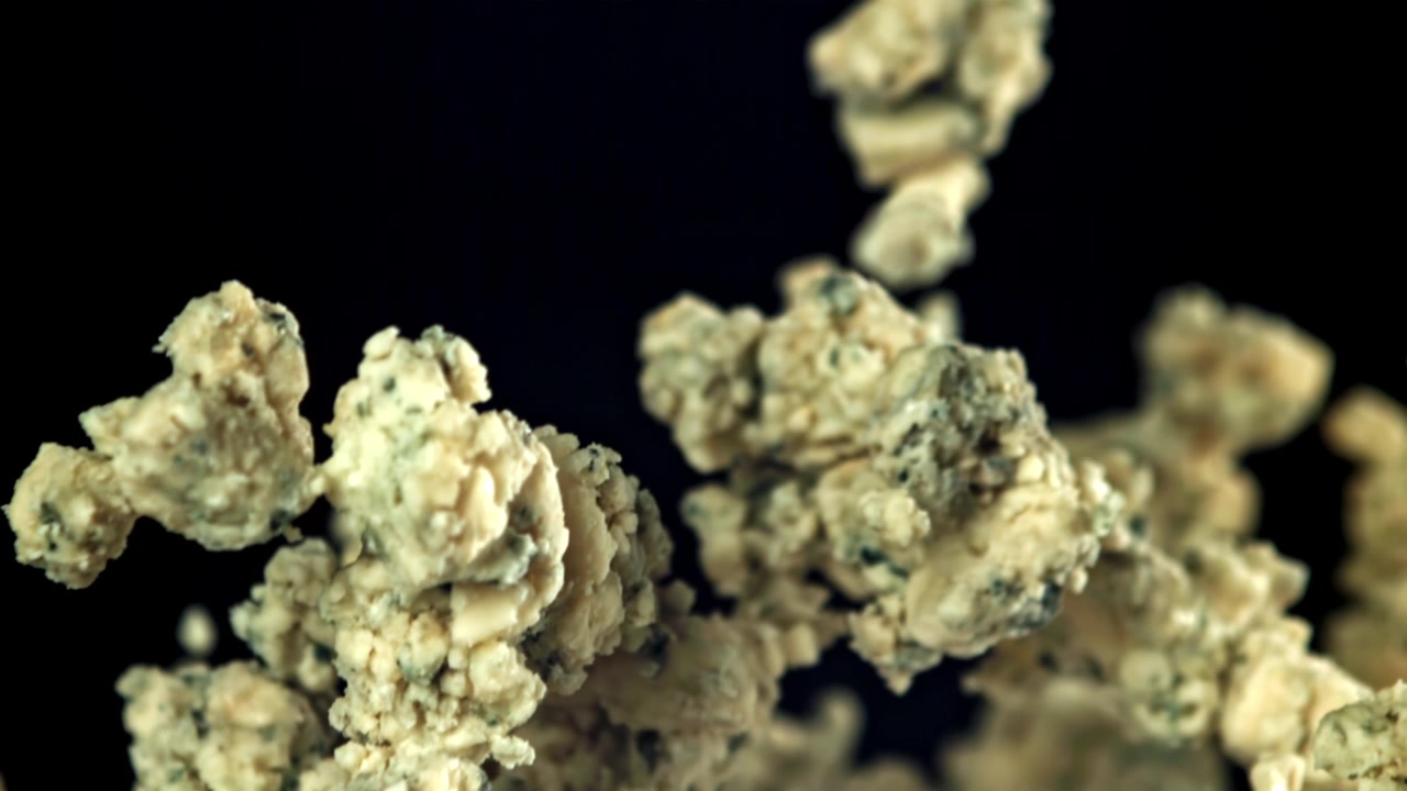 Macro di cristalli minerali che crescono su sfondo nero.