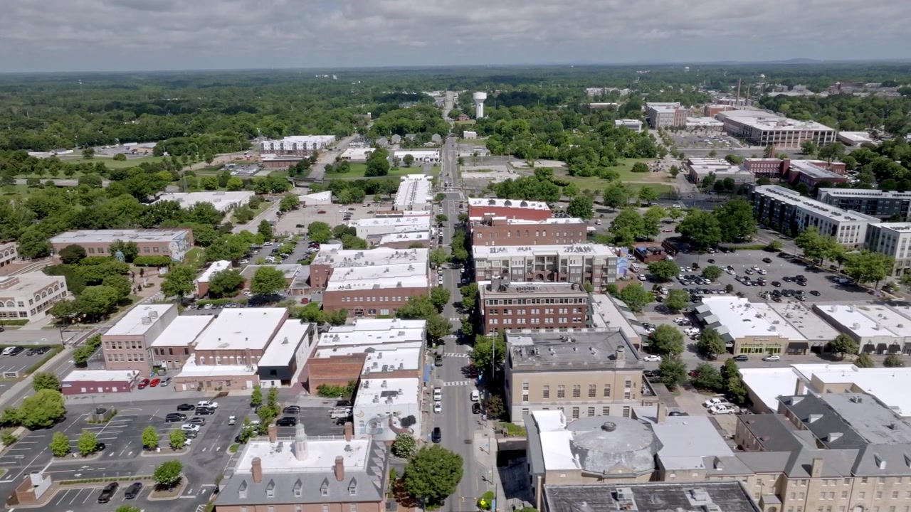 Centro di Rock Hill, Carolina del Sud con video drone che si muove da sinistra a destra.
