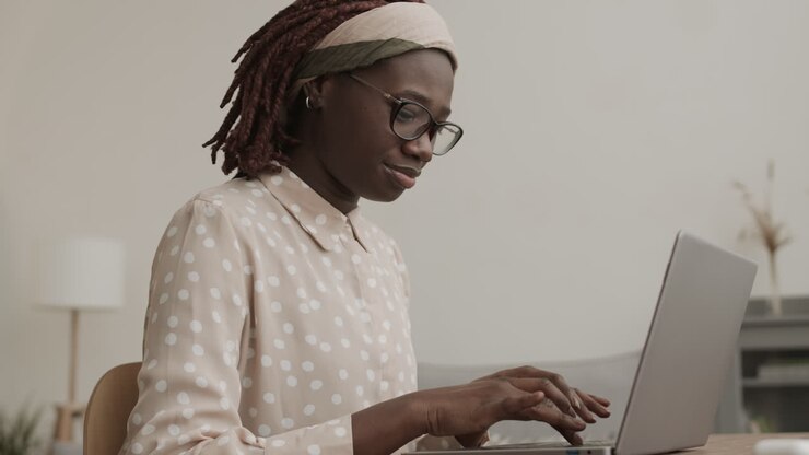 mujer de negocios trabajando en una computadora portátil en casa