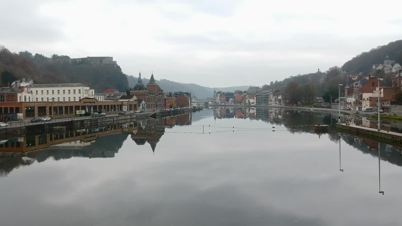 Luftaufnahme eines Dorfes an einem Kanal